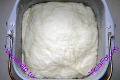 Тесто накрыть полотенцем и поставить в теплое место на 1 час или пока тесто не увеличится в 2-2,5 раза.