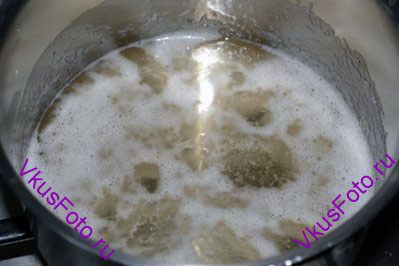 В кастрюльке сварить сироп из сахара и воды. Когда сахар растворится и вода закипит, варить сироп 1 минуту.