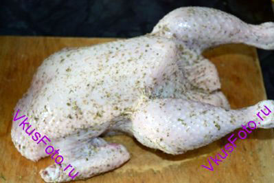 Курицу натереть внутри и снаружи смесью майорана, соли и перца.