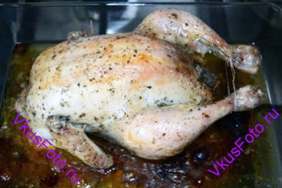 Запекать курицу в духовке 1 час при температуре 200 градусов. Периодически поливать курицу выделившимся соком, чтобы кожица стала румяной.