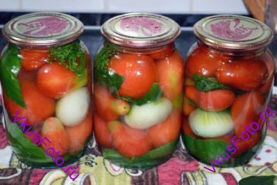Залить помидоры рассолом, прикрыть крышкой и оставить на 10 минут. 