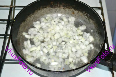 На сковороде разогреть масло, положить репчатый лук и жарить 7 минут. 