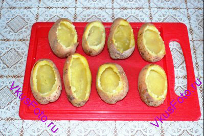 У готовых картофелин отрезать верхнюю часть и ложкой вынуть мякоть. 