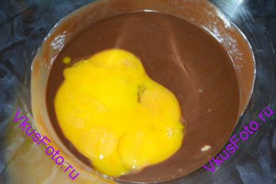 В шоколадную массу добавить желтки.