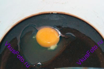 По одному ввести яйца. Хорошенько взбивать тесто после каждого яйца. 