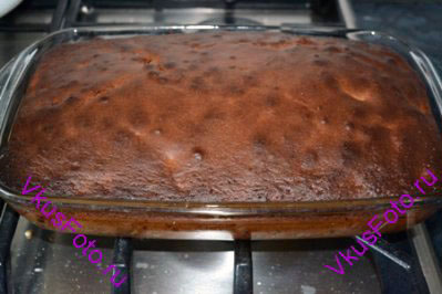 Выпекать пирог в духовке при температуре 190 градусов 35--40 минут. 
