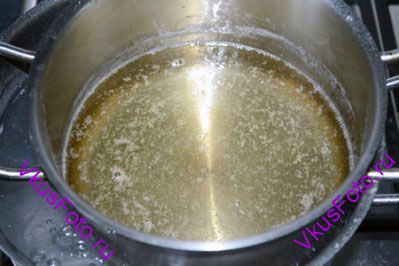 Когда сахар раствориться добавить лимонную кислоту. Поставить кастрюльку на водяную баню и варить сироп 35-40 минут периодически помешивая. 