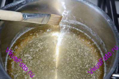 На кастрюльке во время варки по краю будет застывать сахар, его нужно снимать кисточкой смоченной в холодной воде.