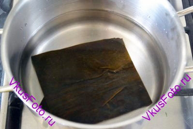 В кастрюлю налить холодную воду и положить кусочек морской водоросли Комбу. Оставить настаиваться на 10 минут.