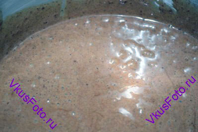 В взбитые яйца влить масло и всыпать муку с какао. Аккуратно перемешать лопаточкой, пока тесто не станет однородным. 