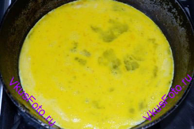  Разогреть сковороду на медленном огне и растопить кусочек сливочного масла.
Вылить на сковороду яйца.
