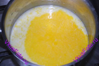 В остывшее молоко постепенно вмешать желтки.