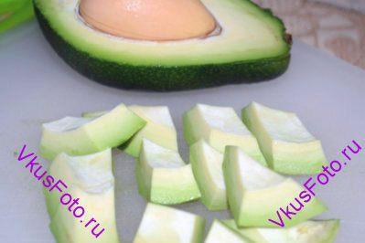 Для приготовления соуса авокадо очистить от кожуры, удалить косточку и нарезать.