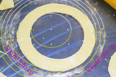 Второй пласт теста раскатать. Вырезать тесто в виде кольца, внешний диаметр которого так же 23 см.