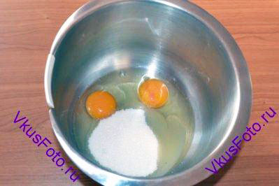 Яйца взбить с сахаром
