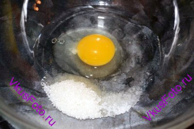 Для приготовления сливочного печенья необходимо сделать сдобное песочное тесто. Для этого в миску разбить яйцо, добавить ванильный сахар и соль. Смешать. 