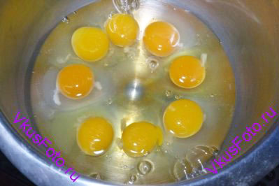 Яйца разбить в чашу миксера. 