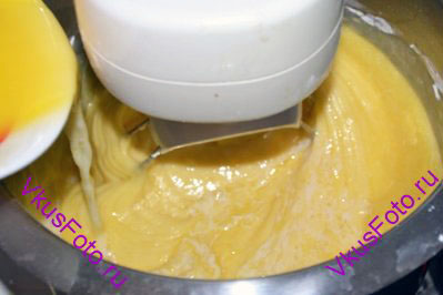 В тесто влить сливочное масло, продолжая мешать миксером. 