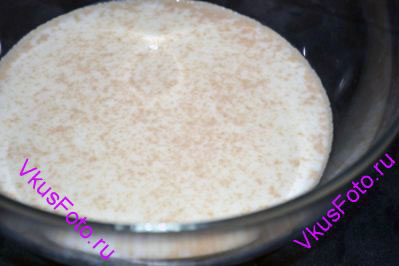 Чтобы приготовить тесто 1 в миску влить воду и молоко, добавить сахар и сверху насыпать дрожжи. 