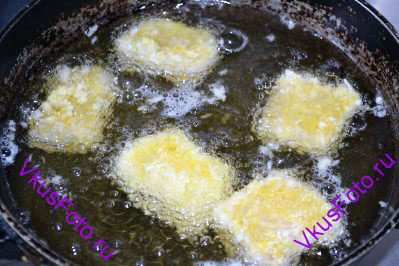 В глубокой сковороде разогреть растительное масло примерно 3 см. Опустить треску в горячее масло и жарить с двух сторон до золотистого цвета примерно по 2 минуты с каждой стороны. 