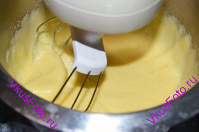 Взбить до бела желтки с сахаром. Посуда, где взбиваются желтки, должна быть жаропрочной.
