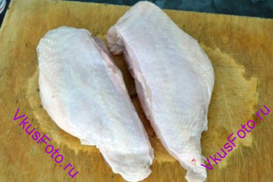 Куриные грудки разрезать пополам, сохранив кожу.