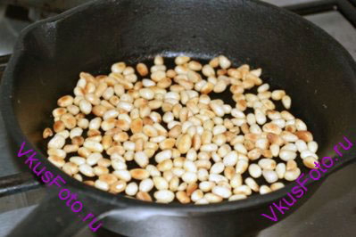 Кедровые орешки поджарить на сковороде до золотистого цвета.