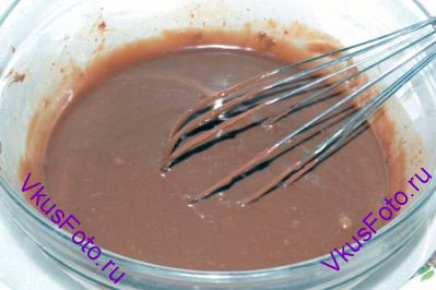 Поставить миску на водяную баню и помешивая растопить шоколад. Снять миску с водяной бани.