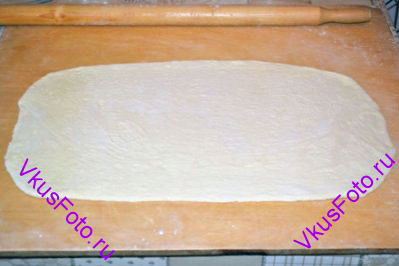 Раскатать тесто четвертый раз в виде прямоугольника размером примерно 30х75 см, толщиной 5 мм.