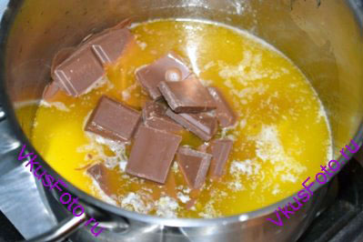 В горячее сливочное масло наломать шоколад и перемешивать до полного его растворения.