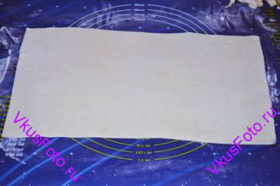 Пласт слоеного теста раскатать толщиной в 2-3 мм. Ширина теста должна быть немного длиннее чем полоски бекона.
