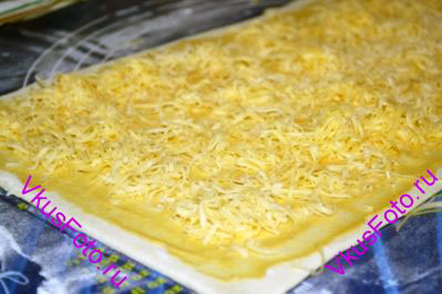Поверх горчицы посыпать ровным слоем натертый на крупной терке  сыр.
