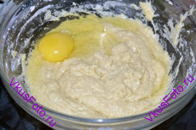 В тесто добавить яйцо. 