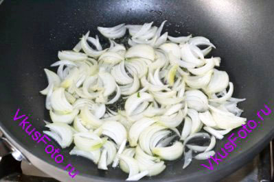 В большой сковороде разогреть растительное масло и обжарить лук в течении 10-15 минут под крышкой. 