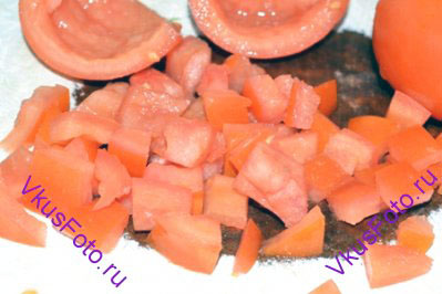 У томатов удалить семена и сердцевину и нарезать кубиками. 