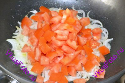 Добавить томаты к луку и тушить еще 10 минут. 