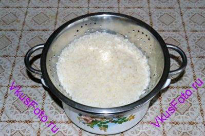 Откинуть на дуршлаг, чтобы слить воду, в которой варился рис.