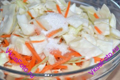Переложить овощи в жаропрочный салатник. Добавить соль, сахар и уксус. Перемешать. 