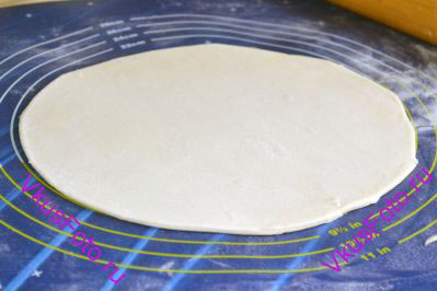 Слоеное тесто разделить на 2 части. Каждую часть раскатать в пласт толщиной 4-5 мм. Вырезать 2 равных круга. 