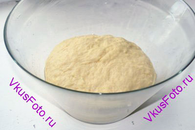 В зависимости от качества, муки может потребоваться от 800 до 1000 г. Тесто должно быть мягким и не липнущим к рукам. 
Переложить тесто в большую миску смазанную маслом. Поставить тесто на 40-50 минут в теплое место без сквозняков, накрыв полотенцем. 
