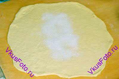 По центру круга равномерно насыпать сахарный песок. 
