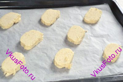 Кружочки теста разложить на противень с пекарской бумагой. Между печеньями должно оставаться некоторое расстояние, так как при выпечке они растекутся.