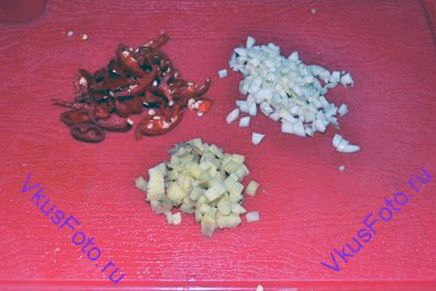 Перец Чили, имбирь и чеснок мелко нарезать.