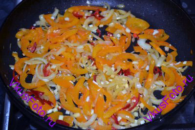 К овощам добавить перец Чили, имбирь и чеснок. Продолжить жарить пару минут.
