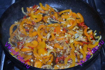 Залить овощи заправкой, перемешивать пока заправка не загустеет, примерно 20-30 секунд. Снять сковороду с огня.