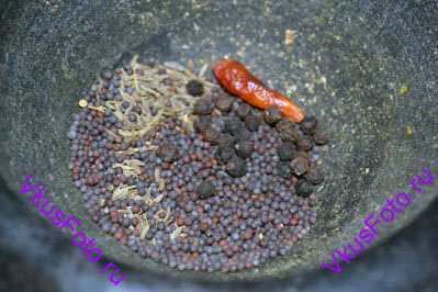 В ступку положить семена кумина, черной горчицы, горошины черного перца, стручок жгучего перца.