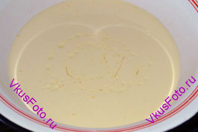 Перелить яично-сахарную смесь в миску и добавить растительное масло.
