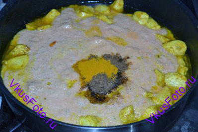 Залить индейку томатно-ореховым соусом. Добавить остатки куркумы, смесь специй Гарам масала. Тушить индейку 5 минут.