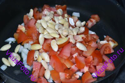 В сотейник или кастрюлю с толстым дном положить лук, помидоры, миндаль и кешью.