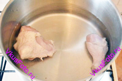 Куриное мясо залить водой 1,5 литра и поставить вариться. Когда вода закипит, не забыть собрать пену. Посолить.
